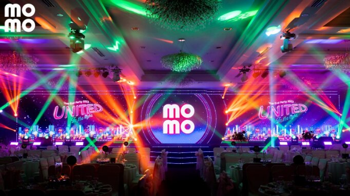 Sân khấu chính đang hiển thị hiệu ứng ánh sáng và màn hình Led tại sự kiện MoMo Year End Party 2023