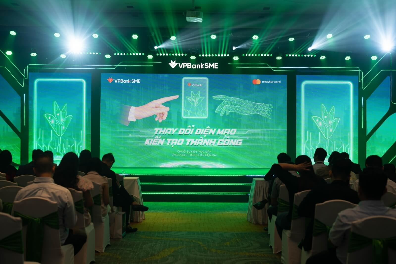 Khách tham dự đang theo dõi chương trình tại sân khấu sự kiện VPBank SME