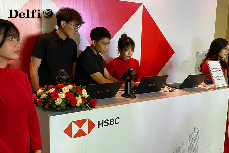 Nhân viên đang hỗ trợ khách mời  Check-in bằng QR code tại quầy đăng ký sự kiện HSBC