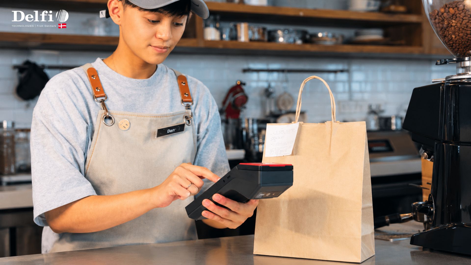 Nhân viên sử dụng máy Pos cầm tay tại quán Cà phê