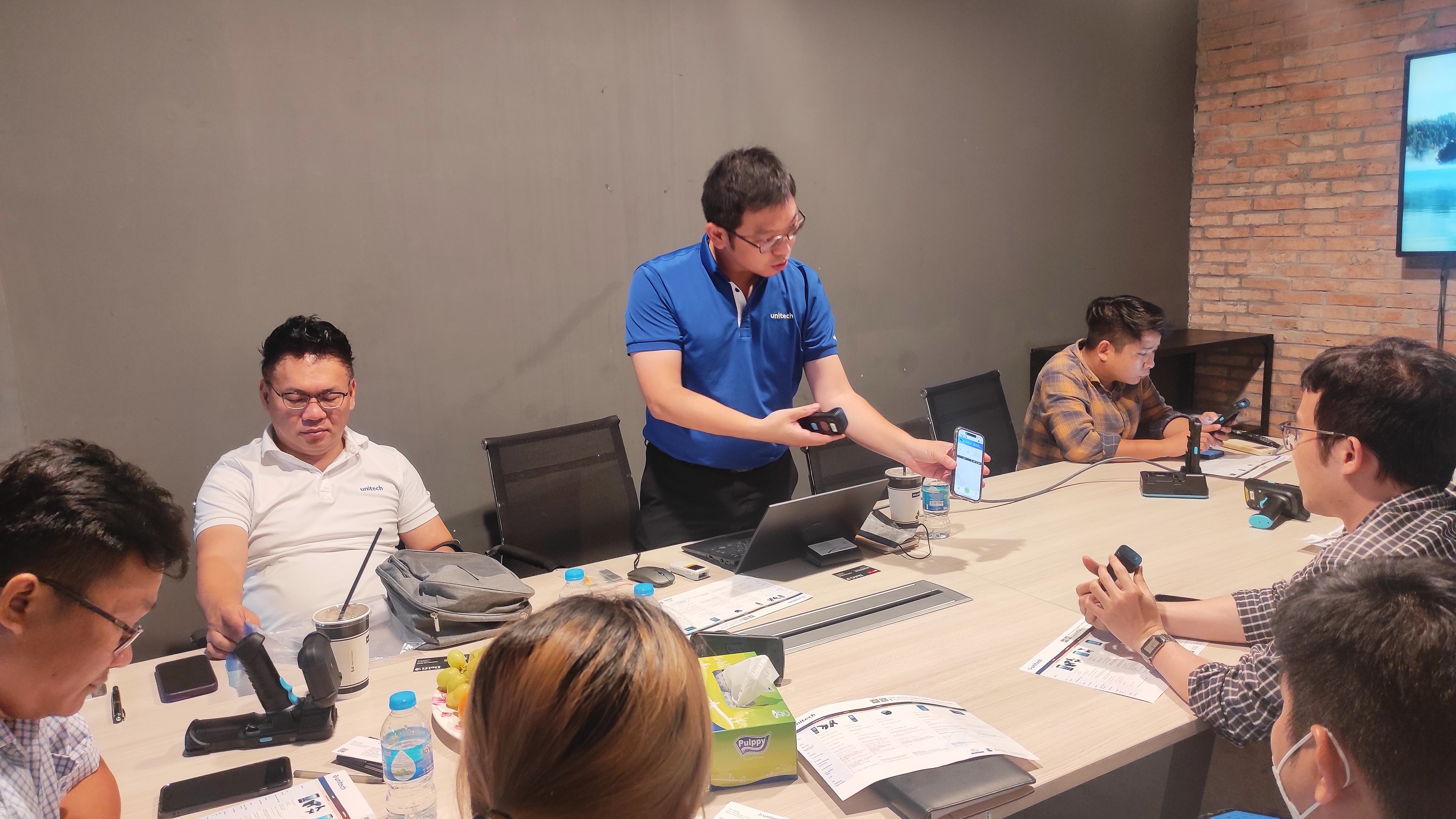 ĐỘI KỸ THUẬT UNITECH GIỚI THIỆU THIẾT BỊ QUÉT MÃ VẠCH MỚI TẠI CÔNG TY DELFI VIỆT NAM