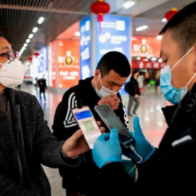 QUÉT MÃ QRCODE KIỂM TRA SỨC KHỎE NGƯỜI DÂN KHI DI CHUYỂN KIỂM SOÁT COVID-19 TẠI TRUNG QUỐC